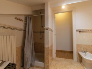 Douche, sèche-cheveux, bidet, serviettes fournies