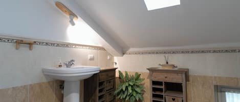 Shower, hair dryer, bidet, towels