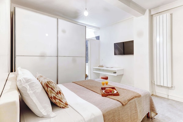 1 Schlafzimmer, Schreibtisch, Bügeleisen/Bügelbrett, Reisekinderbett