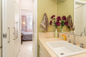 Douche, sèche-cheveux, serviettes fournies, savon