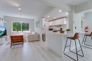 House | 3 bedrooms - Sunshine Edit- Contemporary Yard and Near Beach (Hollywood)