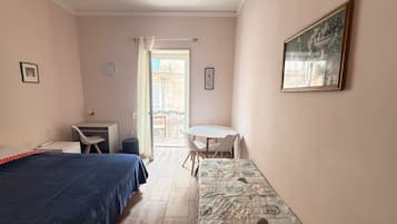 Basic-Apartment, Balkon, Blick auf den Innenhof