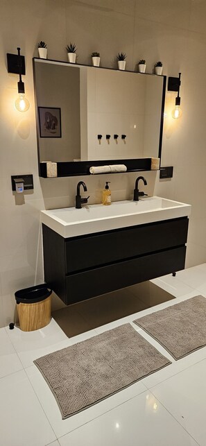 Dusche, Haartrockner, Handtücher, Toilettenpapier