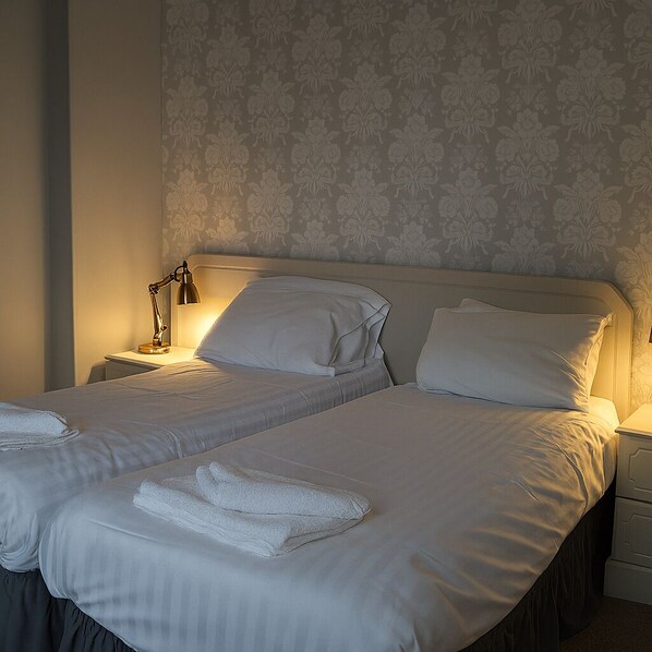 Habitación clásica con 1 cama matrimonial o 2 individuales | Espacio para trabajar con laptop y wifi gratis 