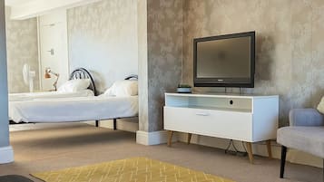 Comfort Studio Suite | Laptop workspace, free WiFi
