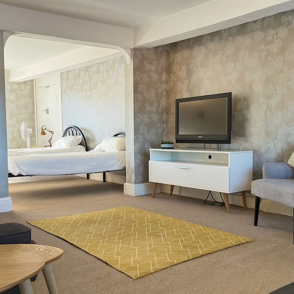Comfort Studio Suite | Laptop workspace, free WiFi