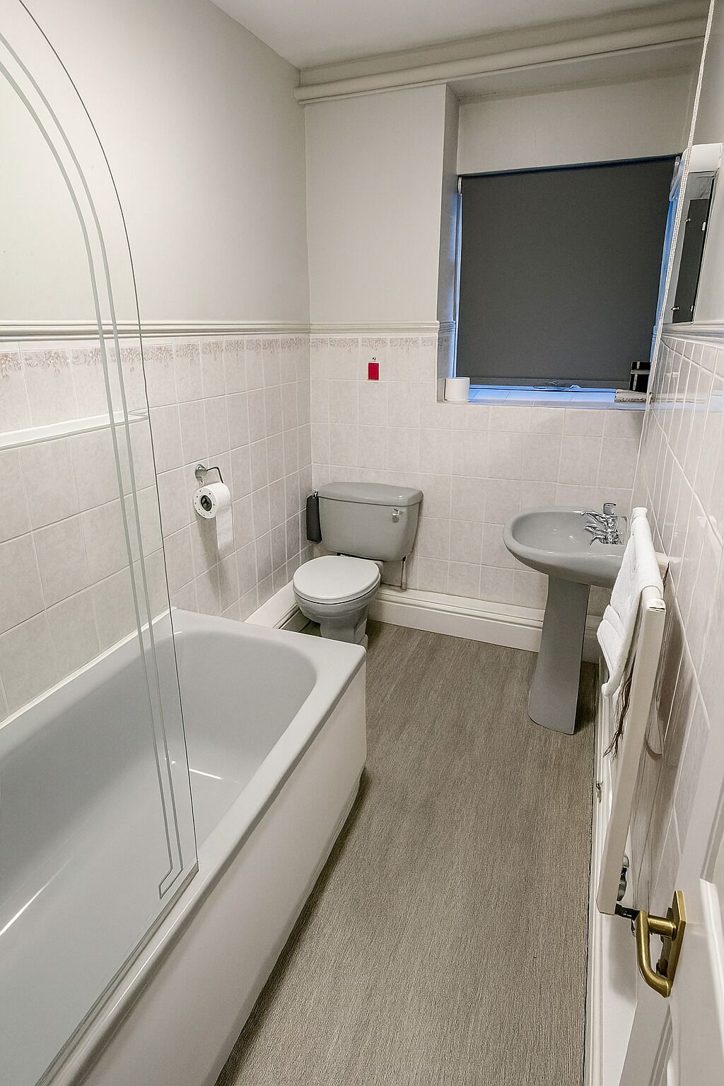 Une salle de bain avec une baignoire, des toilettes et un lavabo.