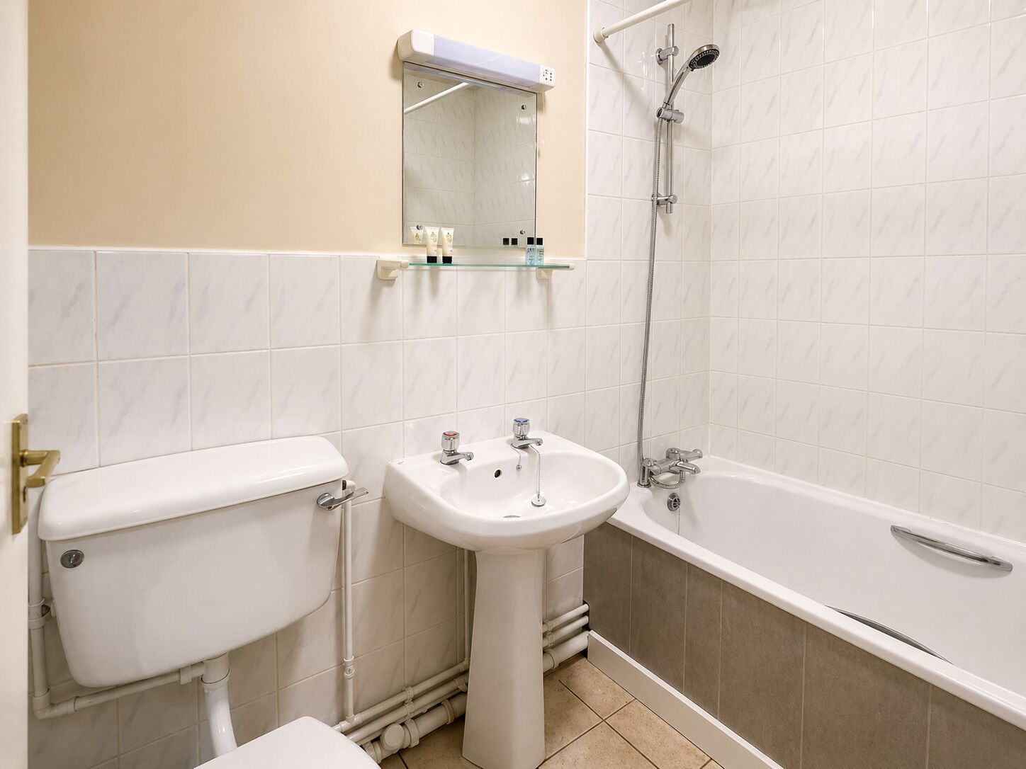 Ein Badezimmer mit Toilette, Waschbecken und Badewanne.