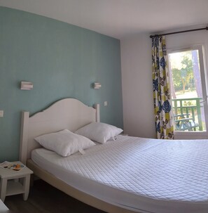 2 habitaciones, tabla de planchar con plancha y cuna de viaje 