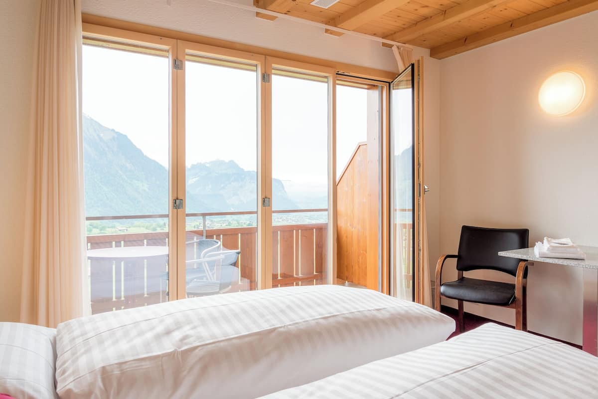 Habitación cuádruple Confort, balcón, vista al lago | Wifi gratis y ropa de cama
