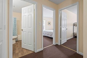 3 chambres, fer et planche à repasser, Wi-Fi, draps fournis