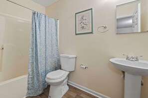 Douche, sèche-cheveux, serviettes fournies