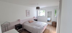 3 bedrooms, iron/ironing board, WiFi, bed sheets