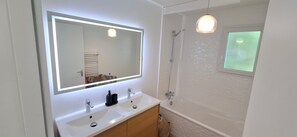 Dusche, Handtücher, Toilettenpapier