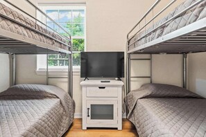 5 chambres, fer et planche à repasser, Wi-Fi, draps fournis