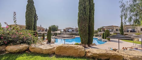 Lägenhet - 3 sovrum - terrass - utsikt mot poolen | Trädgård