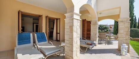 아파트, 침실 3개, 테라스, 수영장 전망 | 거실