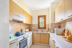 Apartment, 3 Bedrooms, Terrace, Pool View | Interior