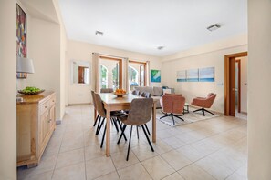 Apartamento, 3 habitaciones, terraza, vistas a la piscina | Comedor