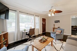Living area - 10 Min from Downtown Columbia - The Ronnie Runner (Columbia)