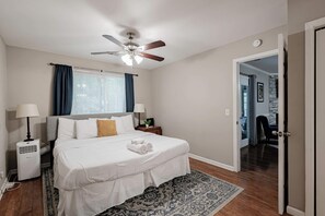 4 soverom, strykejern/-brett, internettilgang og sengetøy