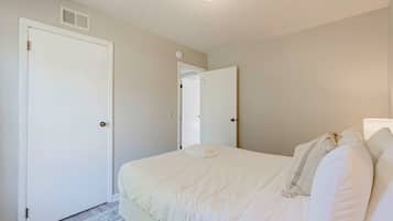 3 bedrooms, iron/ironing board, internet, bed sheets