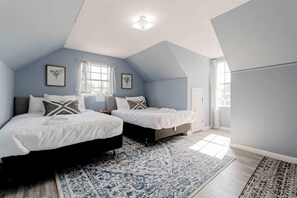 3 slaapkamers, een strijkplank/strijkijzer, internet, beddengoed
