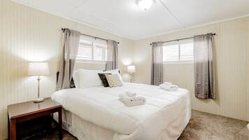 6 bedrooms, iron/ironing board, internet, bed sheets