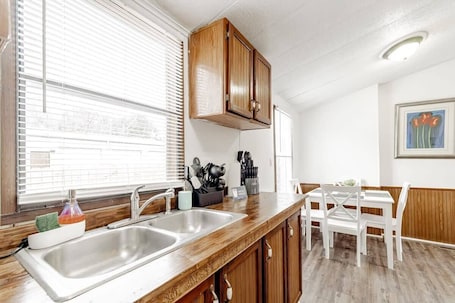 Fridge, microwave, oven, stovetop. 15mins to Downtown- Adorable on Taylor, Both Units