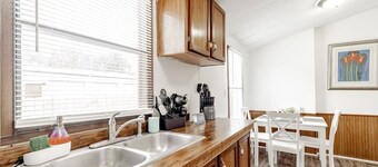 15mins to Downtown- Adorable on Taylor, Both Units