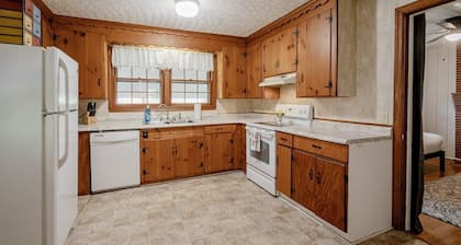 5 mins to Fort Jackson - The Wooded Hilltop Ranch