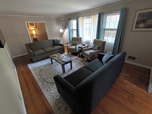 Cozy living room - 5 mins to Fort Jackson - The Wooded Hilltop Ranch (Columbia)
