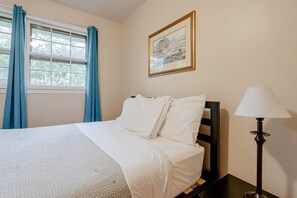 3 slaapkamers, een strijkplank/strijkijzer, internet, beddengoed