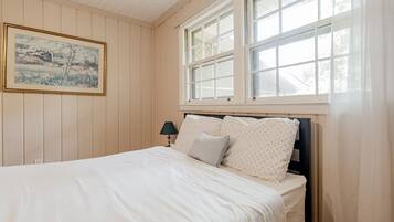 3 bedrooms, iron/ironing board, internet, bed sheets