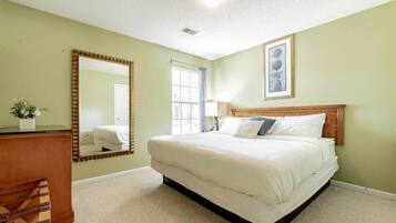 3 soverom, strykejern/-brett, internettilgang og sengetøy