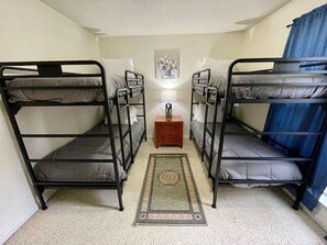 3 quartos, ferros/tábuas de passar roupa, acesso à internet