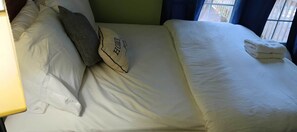 3 bedrooms, iron/ironing board, internet, bed sheets