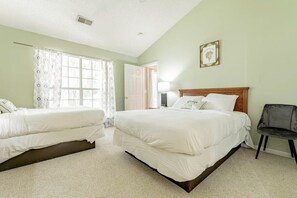 3 slaapkamers, een strijkplank/strijkijzer, internet, beddengoed