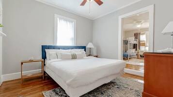 2 quartos, ferros/tábuas de passar roupa, acesso à internet