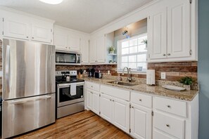 ثلاجة، ميكروويف، فرن، موقد طهي مسطح