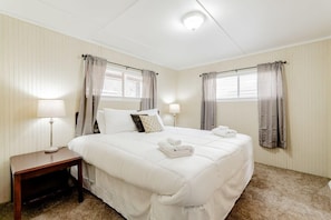 4 bedrooms, iron/ironing board, internet, bed sheets