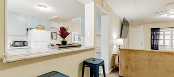 Dine Outside! Patio & Grill - Adorable on Taylor