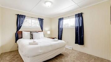 4 bedrooms, iron/ironing board, internet, bed sheets