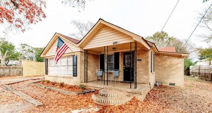 Dine Outside! Patio & Grill - Adorable on Taylor