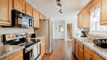 Fridge, oven, stovetop, dishwasher