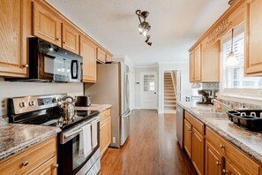 Fridge, oven, stovetop, dishwasher