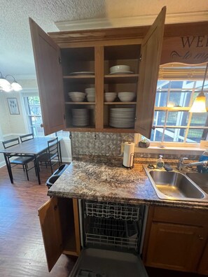 Fridge, oven, stovetop, dishwasher