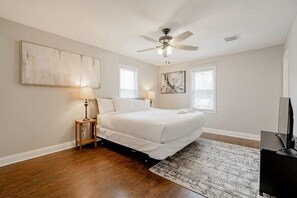 4 bedrooms, iron/ironing board, Internet, bed sheets