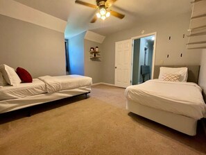 4 habitaciones, tabla de planchar con plancha, internet y ropa de cama 