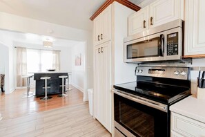 Fridge, oven, stovetop, coffee/tea maker